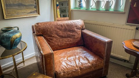 Groß und eckig - der braune Sessel aus echtem Leder hat es einem jungen Interessenten angetan. Gefunden hat er ihn im Ulmer Trödelhaus. 
