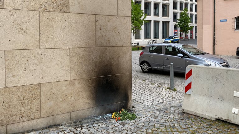 Blumen vor der Synagoge in Ulm nach dem versuchten Brandanschlag am 4.6.2021.