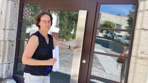  Museumsleiterin öffnet Tür zum Einstein- Museum in Ulm 