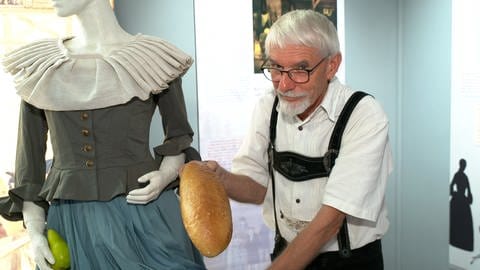 Ein Mann mit Leidenschaft fürs Gruselige: Museumsleiter Werner Kreitmeier. An einer Puppe im Malefiz-Museum in Oberdischingen demonstriert er, wie Frauen das Diebesgut unter ihren Röcken verstecken konnten.