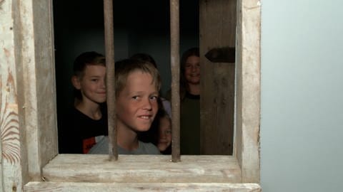 Auf der Spur der Oberdischinger Gruselgeschichten: Die ersten Museumsbesucher hinter Gittern im Malefiz-Museum Oberdischingen