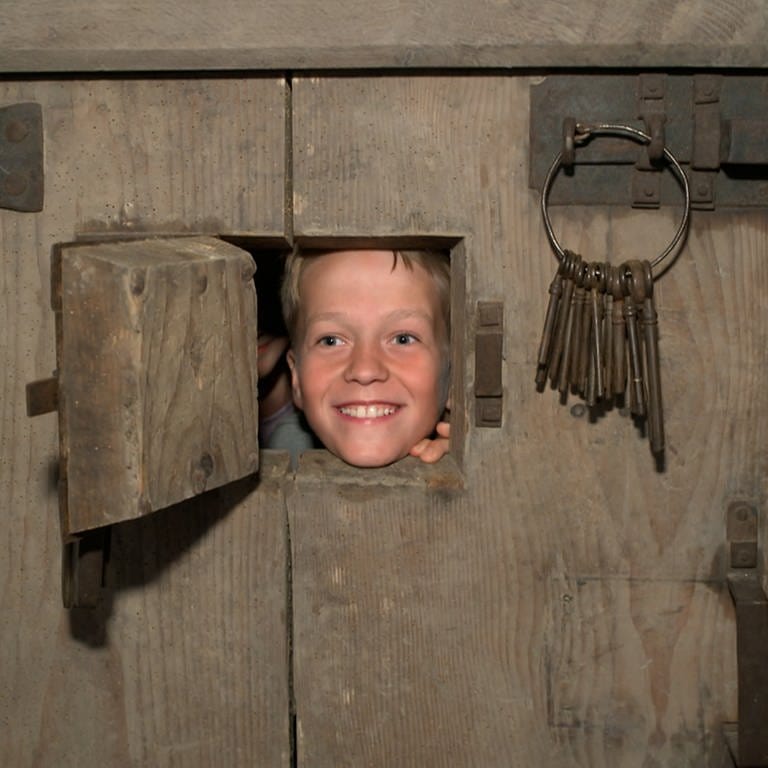 Eine historische Gefängnistür im Malefiz-Museum in Oberdischingen. Die ersten Besucher hatten jedenfalls ihren Spaß. (Foto: SWR, Anita Schlesak)