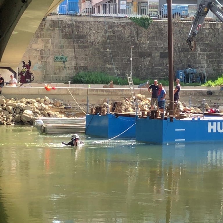 Für die Arbieten an der Gänstorbrücke werden die Taucher an Pontons gesichert ins Wasser der Donau gelassen. (Foto: SWR, Schmid)