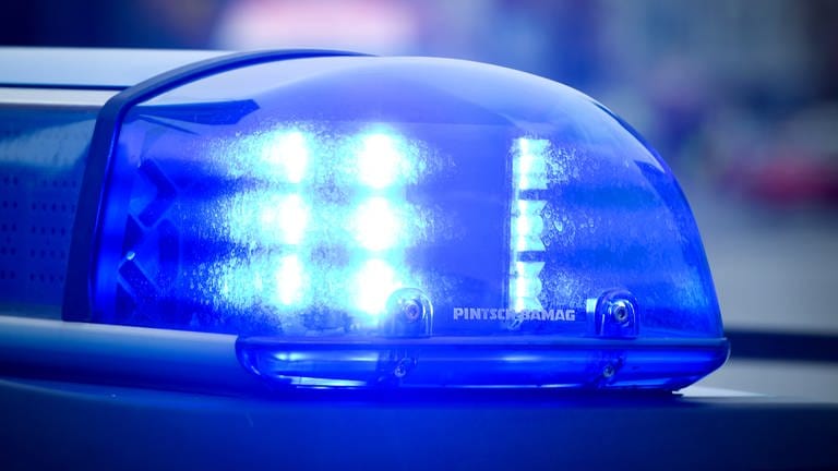 Blaulicht eines Polizeiautos. Nach zwei Jahren hat sich Amani A. aus Rechtenstein im Alb-Donau-Kreis bei der Polizei gemeldet. 