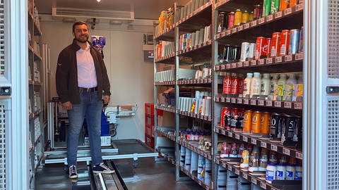 Ein Mann in einem gekühlten Raum mit vollen Regalen. Bis zu 500 Produkte fasst der vollautomatische Laden, erzählt der Betreiber Josef Klein.