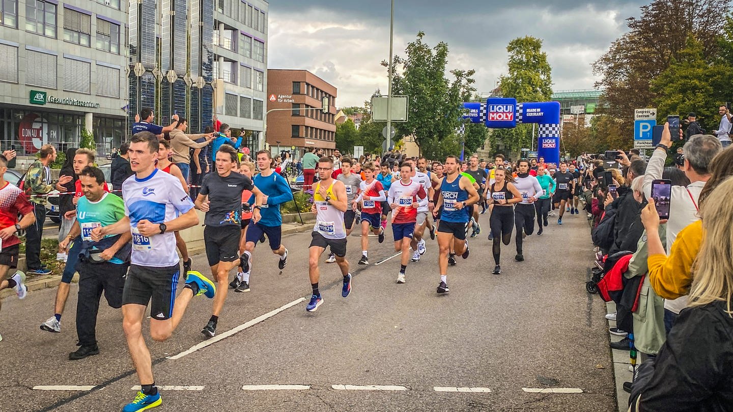 Läufer beim Ulmer Einsteinmarathon 2022: Rund 10.000 Menschen werden am Sonntag in Ulm beim Einstein-Marathon an den Start gehen. (Archivbild) (Foto: SWR, Maja Nötzel)