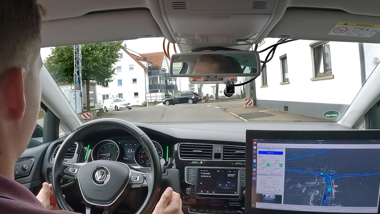 Fahrer im Auto schaut durch Windschutzscheibe seines Autos: Verschiedene Firmen und Forschungseinrichtungen haben in Ulm automatisiertes Fahren getestet und ziehen jetzt Bilanz. (Foto: Pressestelle, BOSCH Media Service)