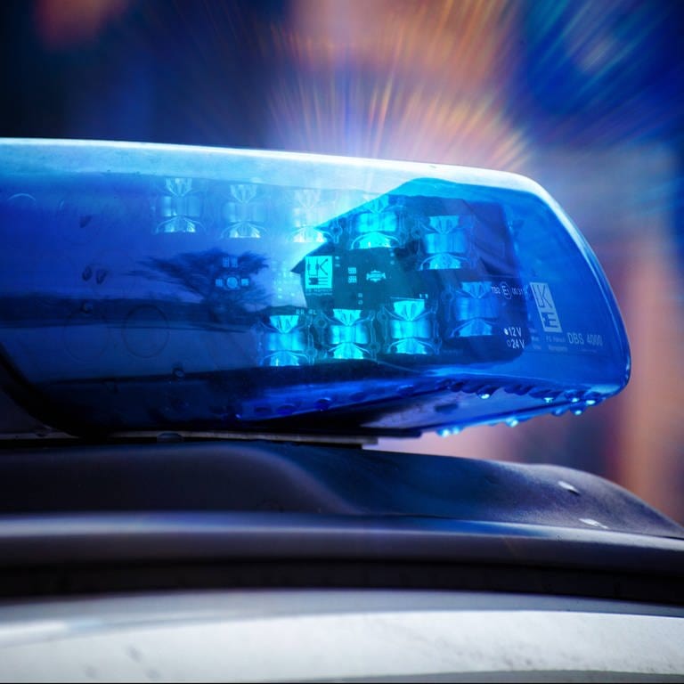 Ein Blaulicht. Nächtlicher Polizeieinsatz in Langenau: Drei Männer haben mit einer Straßenwalze eine Spritztour gemacht. (Foto: IMAGO, Herrmann Agenturfotografie)
