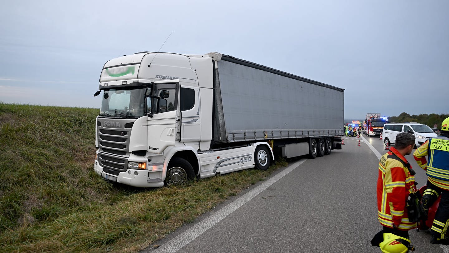 Auf der A8 bei Oberelchingen (Kreis Neu-Ulm) ist am Donnerstag ein 63-jähriger Lastwagenfahrer gestorben. Die Polizei vermutet, das medizinische Gründe die Ursache waren. (Foto: Thomas Heckmann)