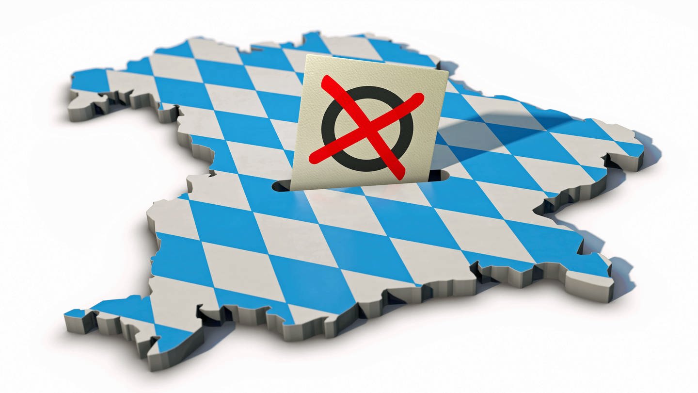 Zur Landtagswahl in Bayern eine Grafik mit einer Karte von Bayern in blau-weißem Karo, darüber eine Urne und eine Hand, die einen angekreuzten Zettel einwirft. In Neu-Ulm, Günzburg und Dillingen treten neue CSU-Kandidaten an. (Symbolbild) (Foto: IMAGO,  IMAGO IlluPics (Symbolbild))