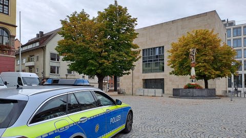 Polizeiauto vor der Synagoge in Ulm (Foto: SWR, Torsten Blümke)