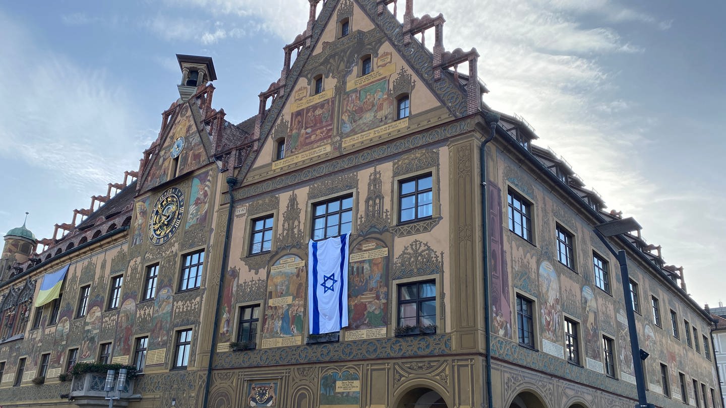 Am Rathaus in Ulm weht aus Solidarität mit Israel die isrealische Flagge. Israel befindet sich seit dem Angriff der Hamas im Kriegszustand. (Foto: SWR, Annette Schmidt)