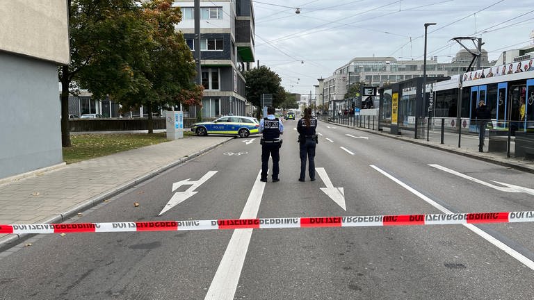 Die Olgastraße in Ulm ist am Montagvormittag gesperrt gewesen. Die Polizei ließ zudem wegen Farbschmierereien in einer Toilette bei den Bürgerdiensten, die auch Worte wie "Bombe" und "gefährlich" enhielten, das Gebäude räumen.  (Foto: SWR, Markus Bayha)