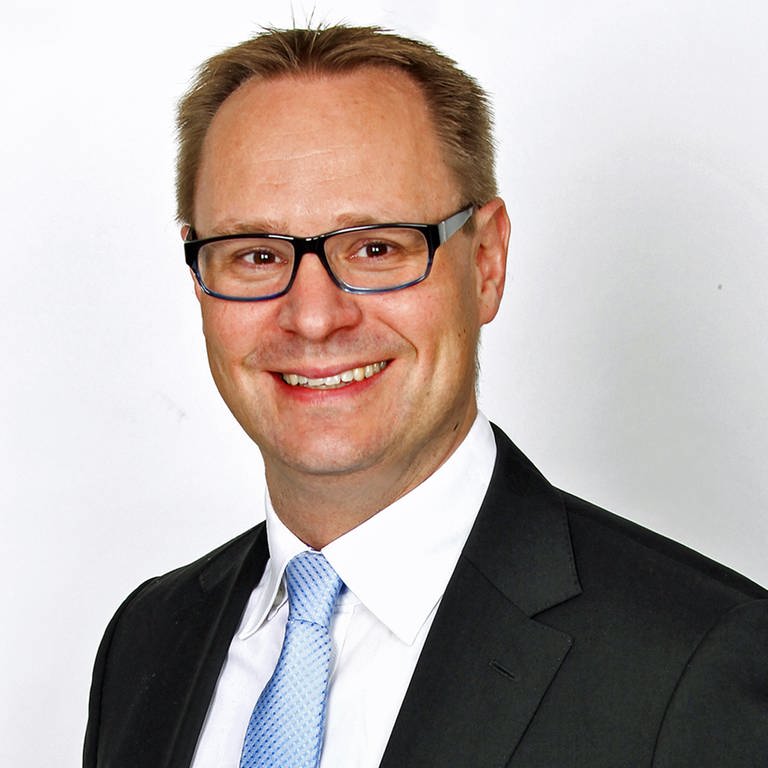 Thorsten Freudenberger, Landrat im Kreis Neu-Ulm, wird wird als neuer CSU-Landtagsabgeordneter in den Bayerischen Landtag einziehen. Deshalb soll voraussichtlich im Januar 2024 ein neuer Landrat oder eine neue Landrätin im Kreis Neu-Ulm gewählt werden.