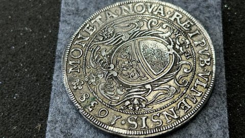 Seltene Münzen aus Privatbesitz ergänzen seit Neuestem die Sammlung des Ulmer Stadtarchivs. Die Münzen, darunter ein Ulmer Goldgulden uind ein Ulmer Taler aus Gold, wurden am Montag präsentiert