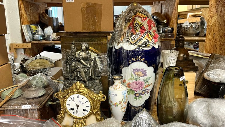 Nicht nur antike Vasen und Uhren - in seinem Onlineaktionshaus verkauft Wolfgang Kolb von Neu-Ulm aus seine Objekte bis nach Asien.  (Foto: SWR, Markus Bayha)