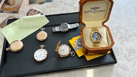 Antike und wertvolle Uhren auf einem schwarzen Tablett. Sie sind bei den Versteigerungen im Onlineauktionshaus mit Sitz in Neu-Ulm besonders gefragt.   (Foto: SWR, Markus Bayha)