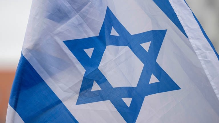 Israel-Flagge vor blauem Himmel. Die Kirchen und der Ring der politischen Jugend Ulm haben zu einer Mahnwache aufgerufen. (Foto: dpa Bildfunk, picture alliance/dpa | Hendrik Schmidt)