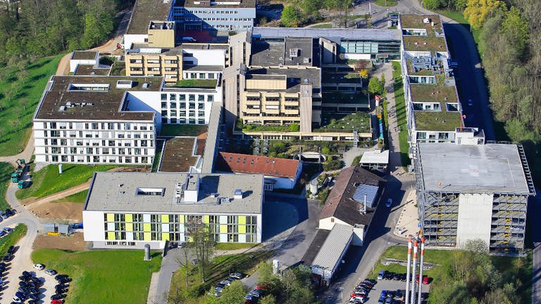 Luftbild des Ostalbklinikums in Aalen: Der Kreistag in Aalen hat über die neue Klinikstruktur im Ostalbkreis abgestimmt. Künftig soll es ein Zentralklinikum geben und mehrere kleinere Standorte. 