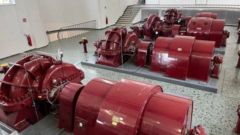 Diese roten Turbinen der Landeswasserversorgung in Niederstotzingen arbeiten auch bei einem Stromausfall: Sie werden in diesem Fall mit Strom aus Leipheim (Kreis Günzburg) versorgt.