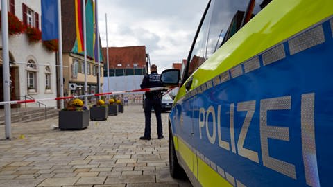 Versuchte Brandstiftung am Rathaus in Giengen (Kreis Heidenheim): Der Bereich am Rathauseingang ist abgesperrt. Polizei ist vor Ort. (Foto: Markus Brandhuber)