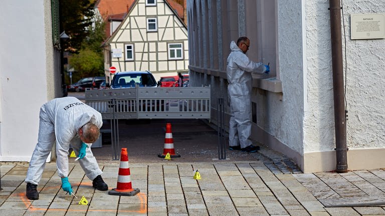 Kriminalbeamte der Spurensicherung untersuchen Spuren vor dem Giengener Rathaus. (Foto: dpa Bildfunk, picture alliance/dpa | Markus Brandhuber)