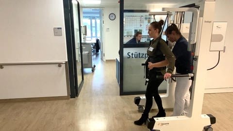 Der Geh-Roboter vom RKU in Ulm entlastet die Erkrankten, aber hilft auch dem Personal. (Foto: SWR, Rainer Schlenz)