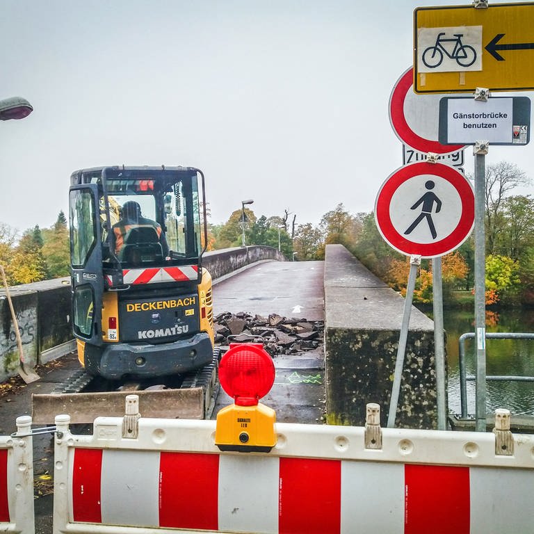Der Friedrichsausteg, eine Fußgängerbrücke über die Donau zwischen Ulm und Neu-Ulm, wird notsaniert. Laut Stadt Neu-Ulm wird die Brücke zwei Monate gesperrt.