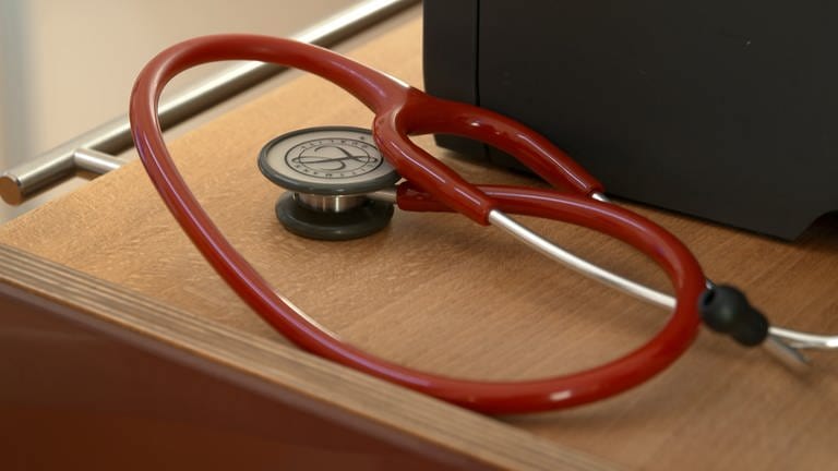 Ein Stethoskop liegt in einer Arztpraxis im Ostalbkreis, der mit einer Genossenschaft gegen den Ärztemangel ankämpft.  (Foto: SWR)