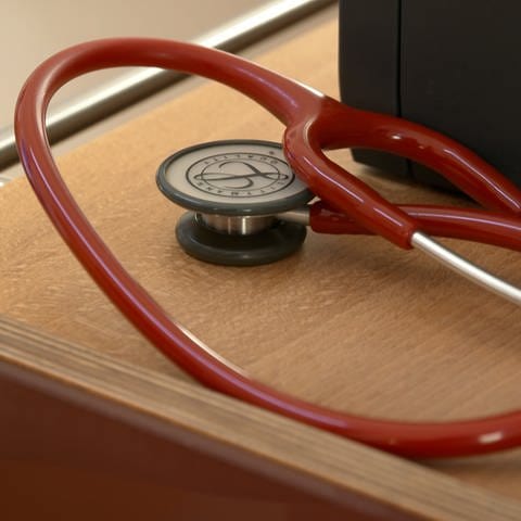 Ein Stethoskop liegt in einer Arztpraxis im Ostalbkreis, der mit einer Genossenschaft gegen den Ärztemangel ankämpft.  (Foto: SWR)