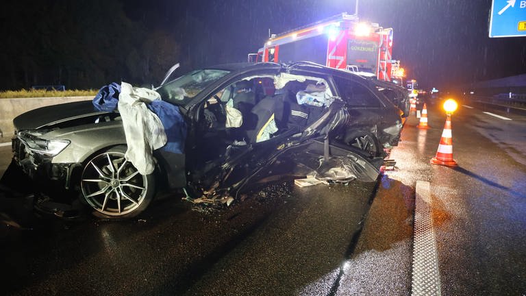 Ein völlig demoliertes Unfallauto. Zu hohe Geschwindigkeit bei Regen und schlechter Sicht: Bei einem Unfall auf der A8 bei Leipheim ist am Donnerstagabend ein Autofahrer schwer verletzt worden. 