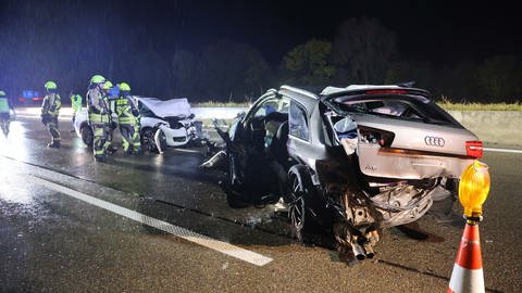 Ein Unfallaufwagen auf regennasser Straße. Zu hohe Geschwindigkeit bei Regen und schlechter Sicht. Insgesamt vier Fahrzeuge waren an dem Unfall auf der A8 bei Leipheim beteiligt. 