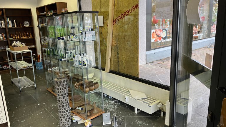 Zersprungene Glasscheiben in einem Geschäft. Auf ein Geschäft in Senden mit Lebensmitteln aus Israel sind am Sonntag Steine geworfen worden, ein Schaufenster ging zu Bruch.  (Foto: SWR, Jannik Volz)