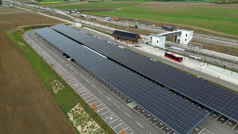 Luftaufnahme vom neuen Ladepark mit Photovoltaikdach. Am Bahnhof Merklingen gibt es jetzt einen Ladepark mit 259 Stellplätzen für Elektroautos - den Strom liefern die Photovoltaikanlagen des riesigen Solar-Carports.
