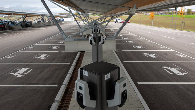 Unter einem überdimensioniertem Carport sind Ladepunkte für E-Autos installiert. 