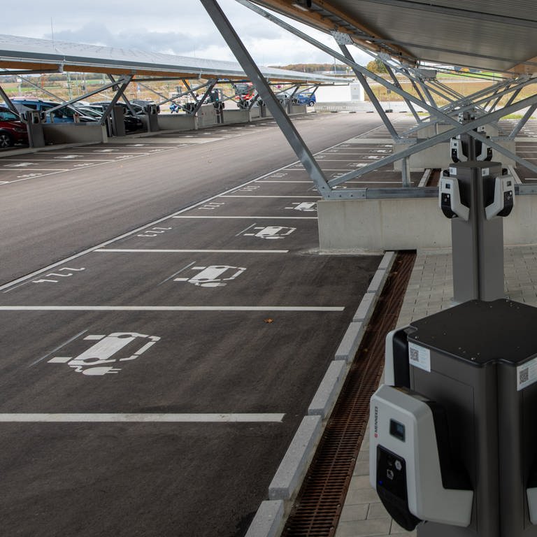 Unter einem überdimensioniertem Carport sind Ladepunkte für E-Autos installiert.  (Foto: dpa Bildfunk, picture alliance/dpa | Stefan Puchner)