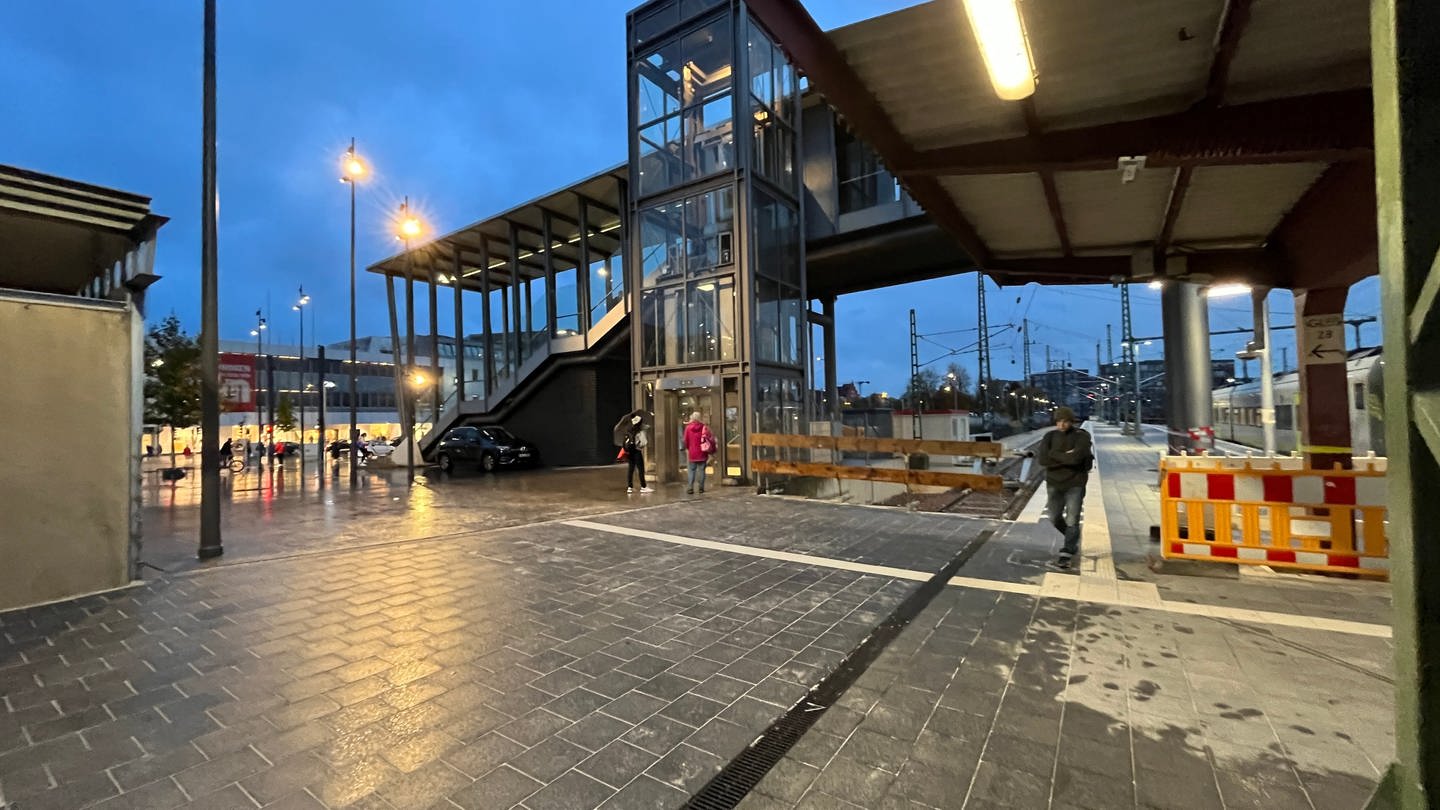 Ein Platz mit einem Fußgängersteg und Gleisen im Hintergrund. Der neue Südzugang am Ulmer Hauptbahnhof ist eröffnet. Der sogenannte 