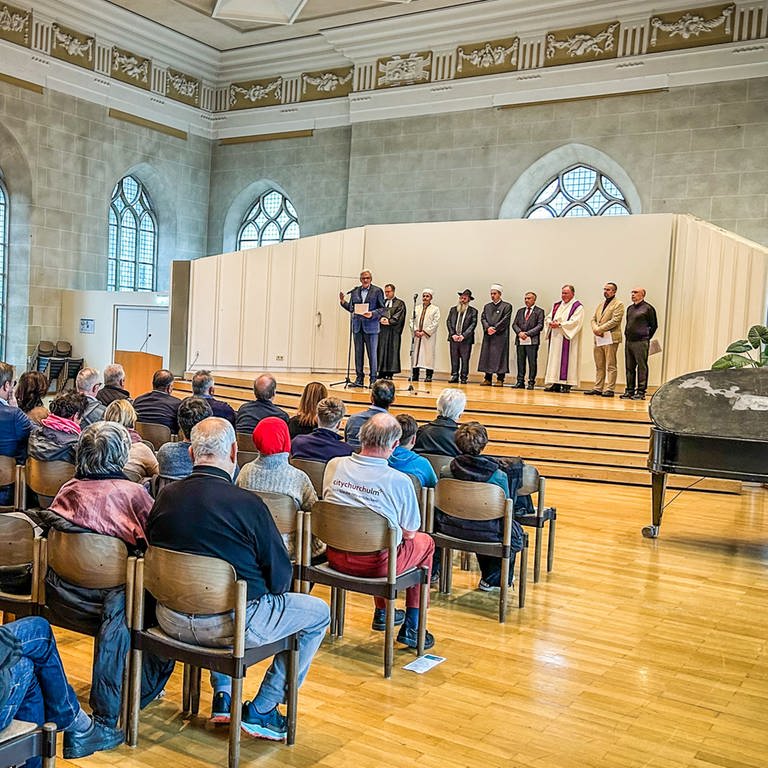 Der Rat der Religionen hat am Sonntag ins Haus der Begegnung in Ulm zum Friedensgebet eingeladen (Foto: SWR)
