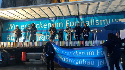 Sechs Unternehmerinnen und Unternehmer schilderten auf dem Ulmer Münsterplatz ihre Erfahrungen mit aus ihrer Sicht überbordender Bürokratie. (Foto: SWR, Maja Nötzel)
