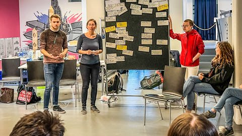 Junge Leute haben in einem Workshop Thesen zum Kandidat-O-Mat erarbeitet, den die Landeszentrale für politische Bildung zur Oberbürgermeisterwahl in Ulm anbietet.