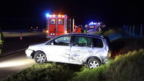 Bei dem Unfall auf der A8 bei Burgau (Kreis Günzburg) wurden ingesmat vier Fahrzeuge beschädigt.  (Foto: Mario Obeser)
