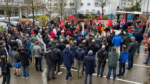 Die IG Metall protestiert zusammen mit Hensoldt und Airbus in Ulm gegen die Einkaufspolitik der Bundeswehr. 