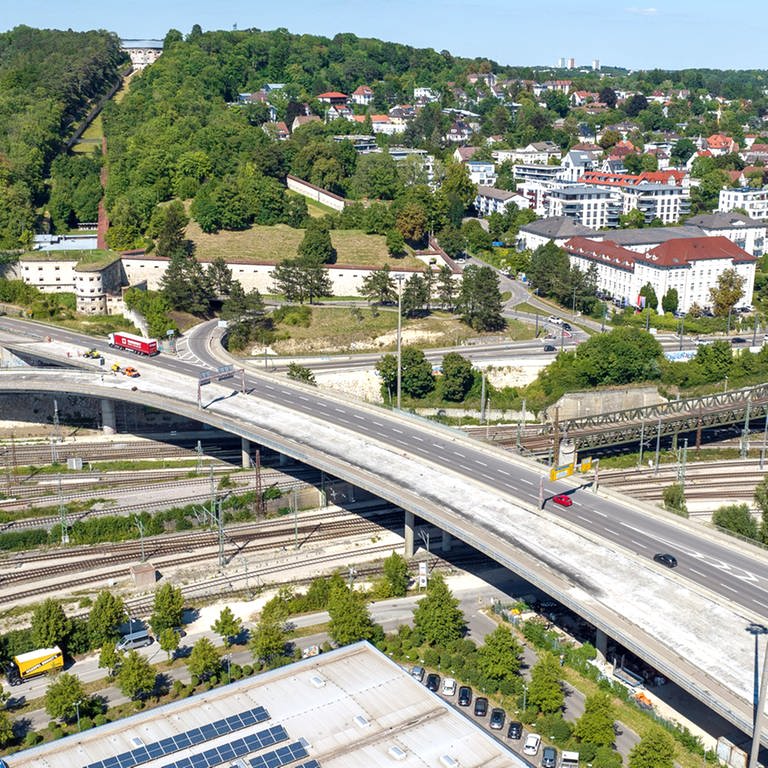 Ein Blick aus der Luft auf die Wallstraßenbrücke. Die B10-Brücke wird ab Januar 2026 abgerissen und neu gebaut. Am Blaubeurer Tor entsteht dann auch ein neuer Tunnel.