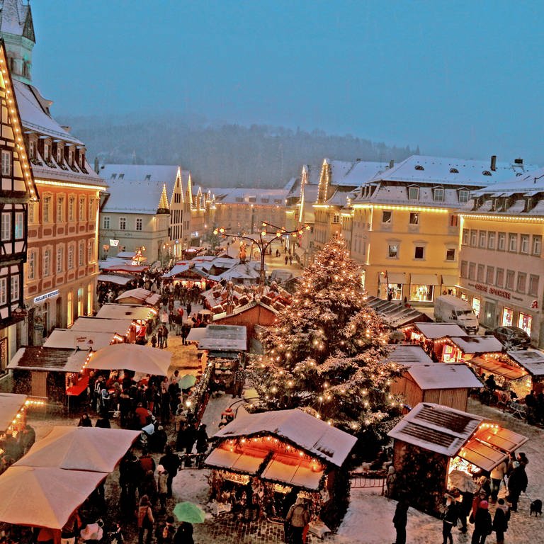 Marktbuden umrahmt von Fachwerkhäusern: Der Schwäbisch Gmünder Weihnachtsmarkt im vergangenen Jahr (Archivbild).