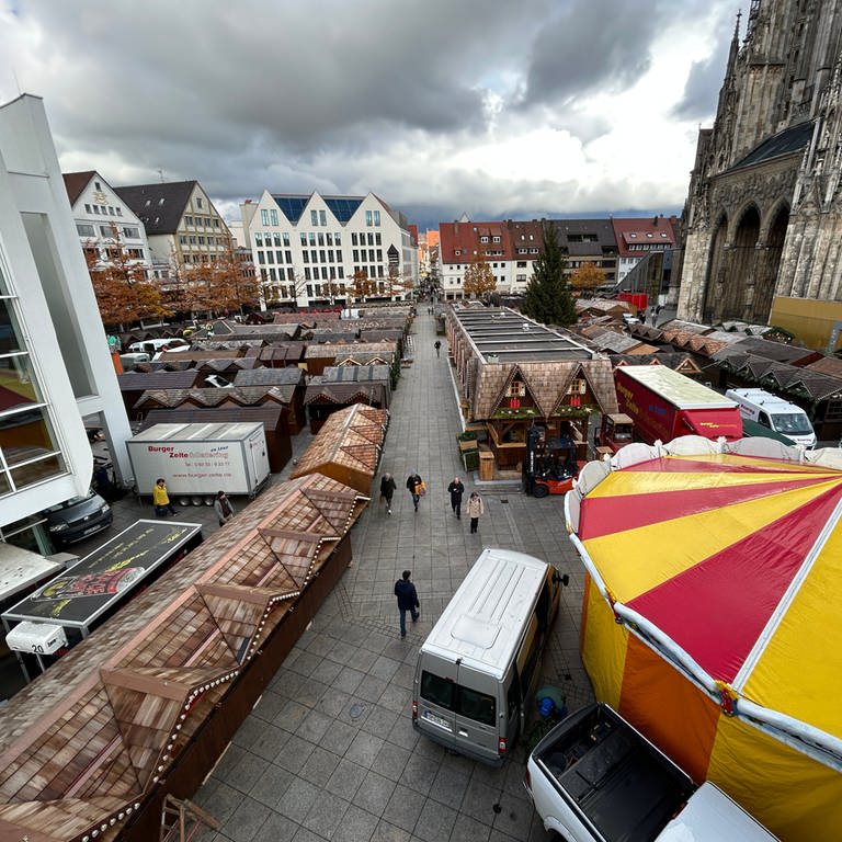 Der Ulmer Münsterplatz vom Stadthaus aufgenommen. Die meisten Buden für Glühnwein und Co stehen schon. Die Eisbahn ist von hier aus nicht sichtbar. 