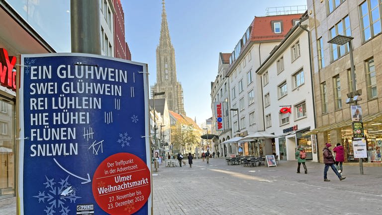 Wird extrem kontrovers diskutiert: Das Plakat, das mit besoffenem Gelalle für den Ulmer Weihnachtsmarkt wirbt.