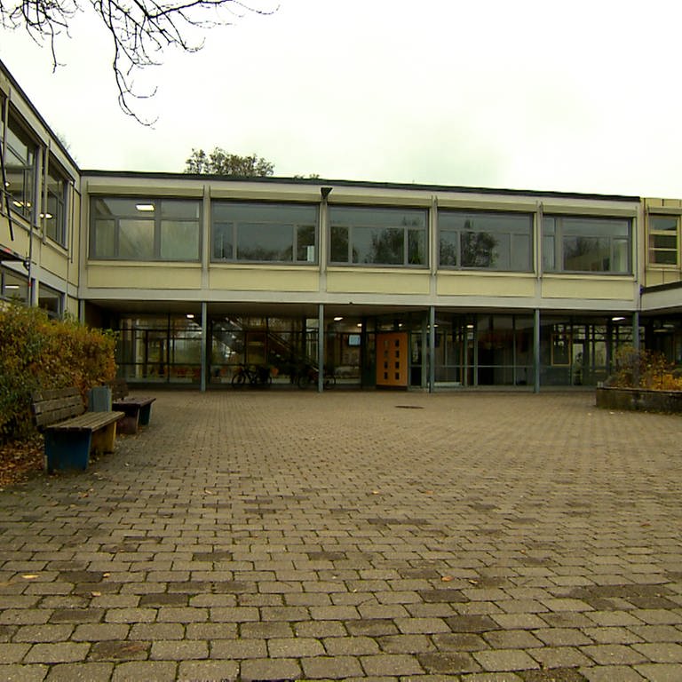 Der Haupteingang der Hornbergschule in Mutlangen. In der Mensa der Schule sind die Geburtstagsschläge eskaliert. (Foto: SWR)