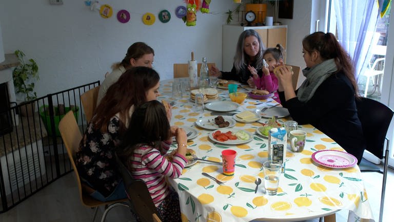 Mütter beim Mittagessen in der Wohngemeinschaft. Das gemeinsame Mittagessen gehört zum Leben in der Mütter-WG dazu. Mit dabei auch die Betreuerinnen der Lebenshilfe. (Foto: SWR)