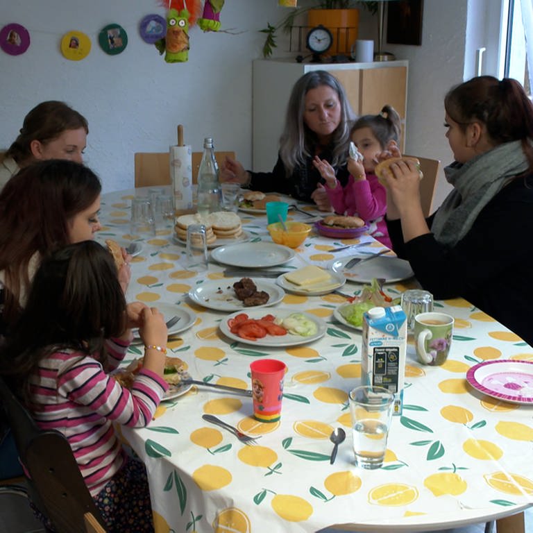Mütter beim Mittagessen in der Wohngemeinschaft. Das gemeinsame Mittagessen gehört zum Leben in der Mütter-WG dazu. Mit dabei auch die Betreuerinnen der Lebenshilfe.