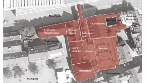 Rot schraffierte Umbaupläne eines Gebäudekomplexes. Die sieben zusammenhängenden Gebäude des Museums Ulm werden derzeit umgebaut und kernsaniert. Die Baustelle bringt tagtäglich neue Überraschungen hervor.  (Foto: Museum Ulm)